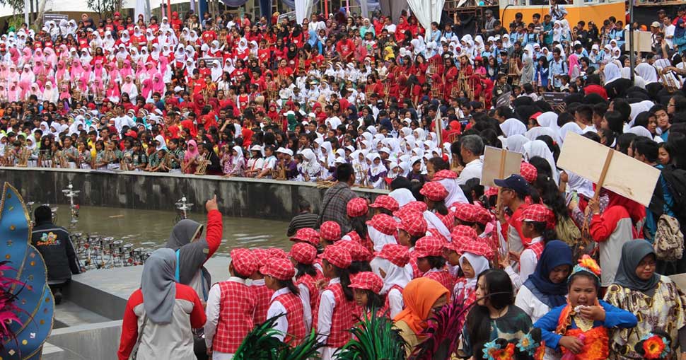  5000 Siswa memainkan angklung dan mendapatkan rekor muri. Foto: selvi yulina/depoktren.com