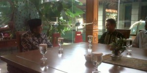 Walikota Depok, Nur Mahmuid Ismail Berbincang-bincang dengan mantan Presiden RI, BJ Habibie di Jakarta, Senin (27/1). Foto : merdeka.com