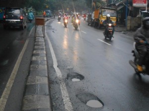 Banyak Jalan berlubang dan rusak di sepanjang Jalan Raya Bogor-Jakarta dan sebaliknya di Cimanggis, Kota Depok