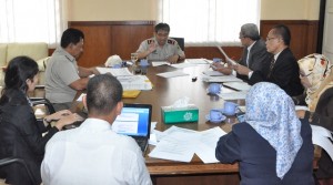 -Kepala Kantor Badan Pertanahan Nasional (BPN) Kota Depok, Dadang M Fuad (tengah) sedang memimpin rapat di Kantor BPN Depok, Jawa Barat (Jabar)